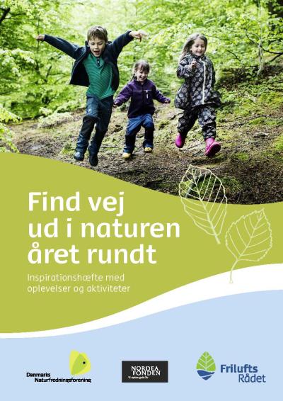 Billedet viser forsiden på inspirationskataloget "Find vej ud i naturen 2014". Billedet på forsiden viser tre børn. der løber gnnem skoven