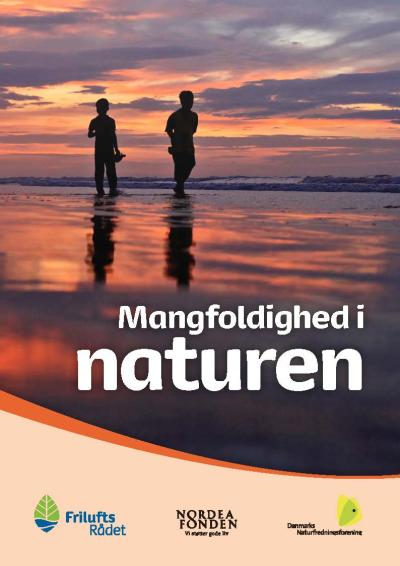 Billedet viser forsiden på inspirationskataloget "Mangfoldighed i naturen 2017". På billedet ses en smuk solnedgang - i forgrunden anes to silhouetter at to børn 