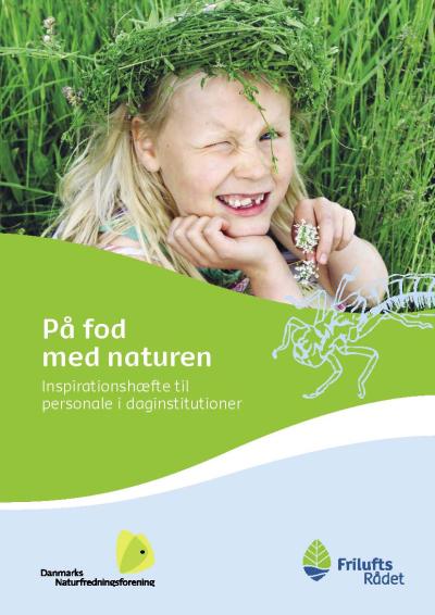 Billedet viser forsiden på inspirationskataloget "på fod med naturen" fra 2010. På billedet ses en pige med blomsterkrans på hovedet