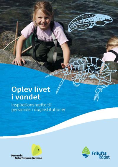 Billedet viser forsiden til et inspirationskatolog, der hedder "Oplev livet i vandet 2011". På billedet sidder en pige i vandkanten med vaders på og smiler ind i kameraet