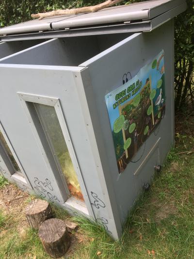 frimærkets kompost med vindue - naturlig legeplads