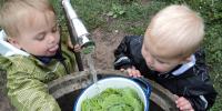Spirer - Dorte Møller - børn fylder vand i gryde