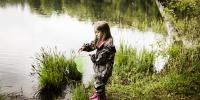 pige fanger fisk i skovsø
